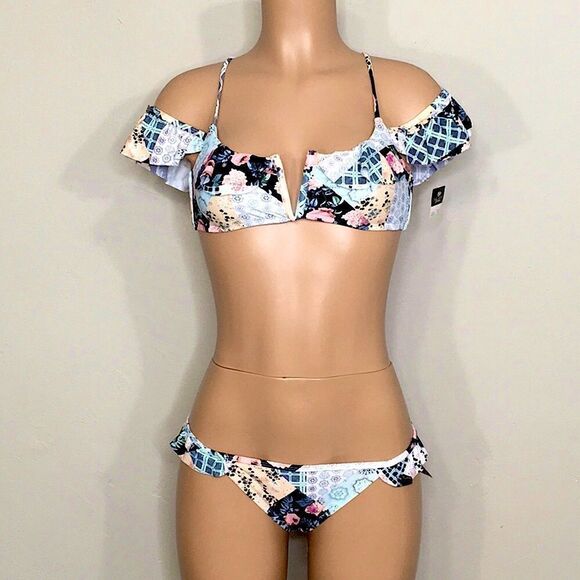 New. Floral patchwork ruffle bikini set. - Picture 2 of 9